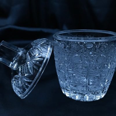 Krištálová brúsená dóza medovka 10 cm s viečkom