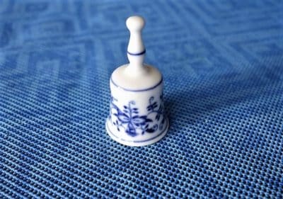 Cibulák – Miniatúra – zvonček – originál cibuľový porcelán 1. akosť